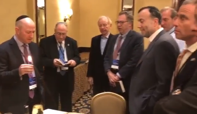 צפו: השופט, הח"כ ואיש העסקים 'הבדילו' בוושינגטון