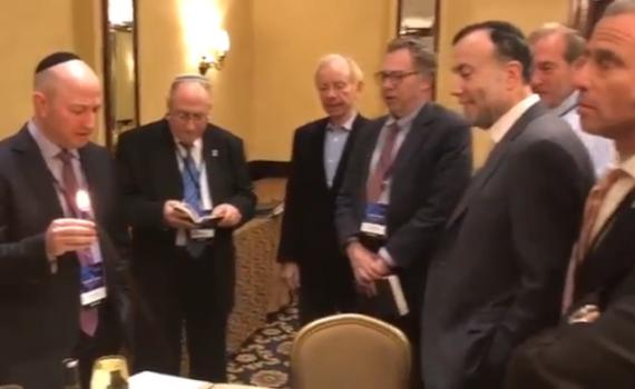 צפו: השופט, הח"כ ואיש העסקים 'הבדילו' בוושינגטון