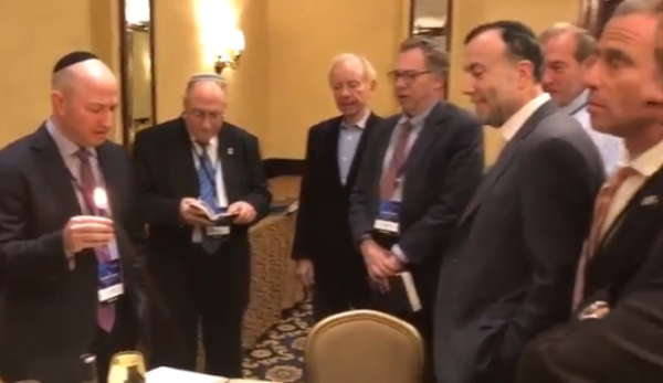 צפו: השופט, הח"כ ואיש העסקים 'הבדילו' בוושינגטון