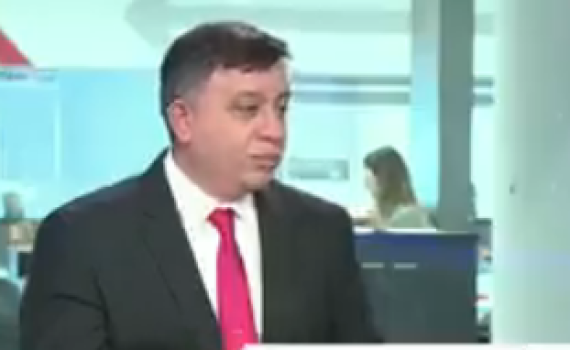 צפו: אפילו המגישים הובכו מפליטת הפה של אבי גבאי