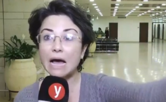 צפו: חזן הקניט; זועבי תקפה את הצלם ופוצצה את הראיון