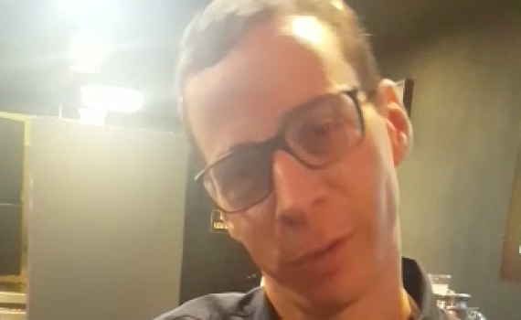 לא רק עיתונאי • בתפקיד הפרזנטור: עמית סגל. צפו