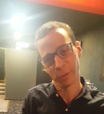 לא רק עיתונאי • בתפקיד הפרזנטור: עמית סגל. צפו