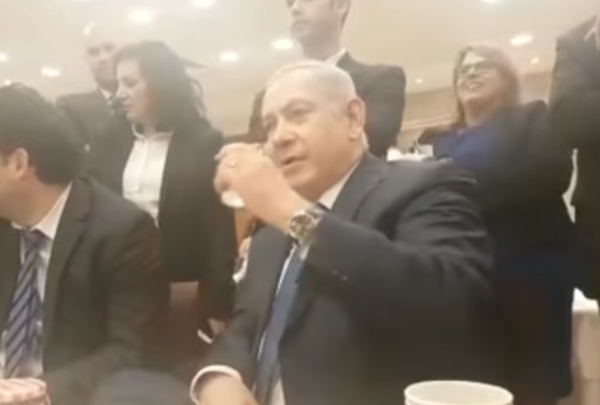 צפו: ראש הממשלה נתניהו מריץ צחוקים במזנון הכנסת