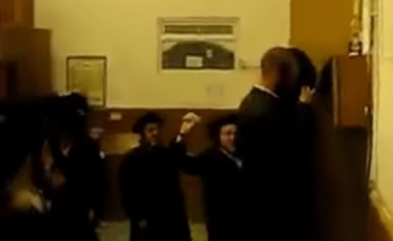 המנהג 'המוזר' של החסידים להפריע בעת הדלקת הנרות