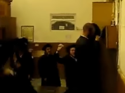 המנהג 'המוזר' של החסידים להפריע בעת הדלקת הנרות