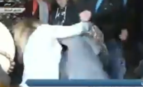צפו: ערביות מפוצצות במכות שוטרת שעצרה אותן