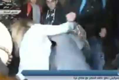 צפו: ערביות מפוצצות במכות שוטרת שעצרה אותן