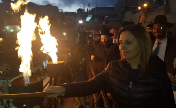 התמונה מוכיחה: השרה גמליאל הדליקה את השמש