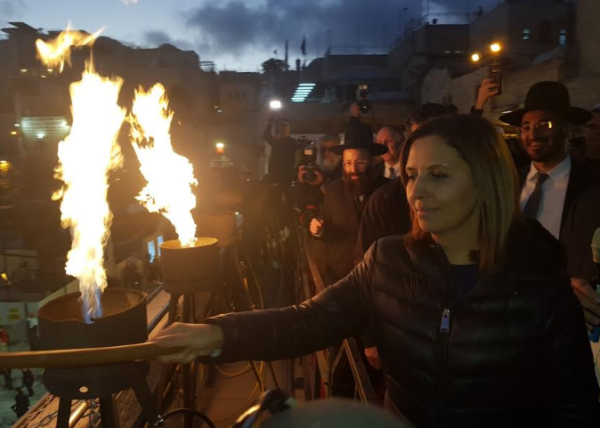 התמונה מוכיחה: השרה גמליאל הדליקה את השמש