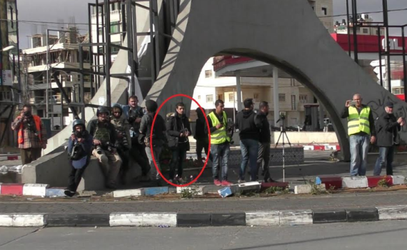 תיעוד: כך ניצל המחבל את נוכחות העיתונאים