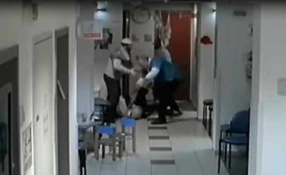 חילול ה': כתב אישום נגד תוקפי הרופא; צפו בתיעוד הקשה