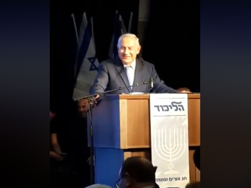 צפו: נתניהו מחקה את משה נוסבאום ונקרע מצחוק