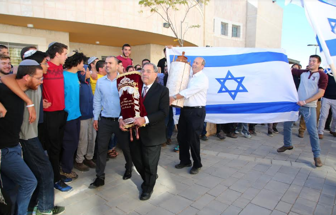 מרגש: התלמידים הכניסו ארון קודש לזכר רבם שנרצח