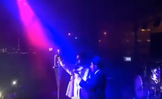 הפתיע: אביב גפן עצר את הופעתו כדי להדליק חנוכייה