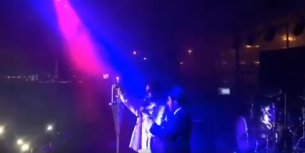 הפתיע: אביב גפן עצר את הופעתו כדי להדליק חנוכייה