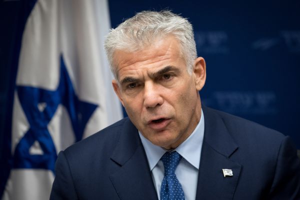 לפיד לא מתרשם: "תיקון החוק הפולני בדיחה גרועה"