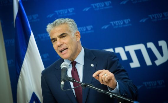 יאיר לפיד: האיום על שופטת בג"צ – בגלל נתניהו