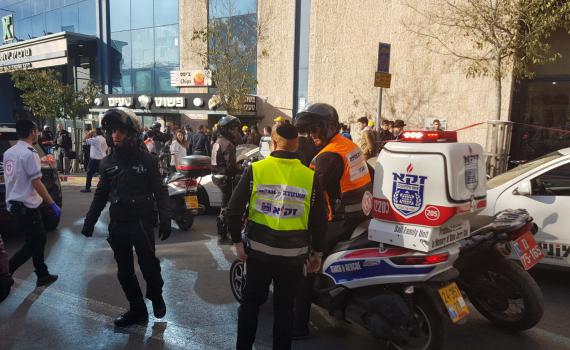 פיגוע דקירה: מאבטח נפצע קשה מאד בירושלים