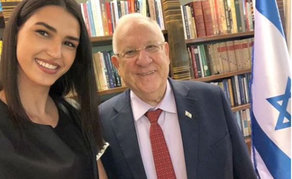 מלכת היופי יצאה נגד הכריסמס וחטפה מהרשת