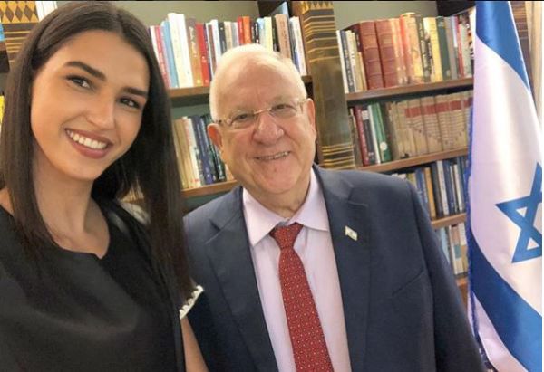 מלכת היופי יצאה נגד הכריסמס וחטפה מהרשת