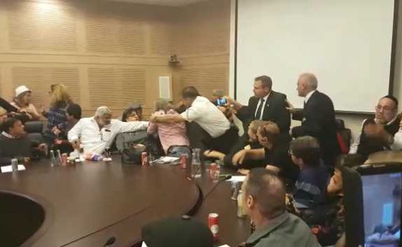 מכות בין נכים בכנסת; בקבוק לראש וניסיון דקירה