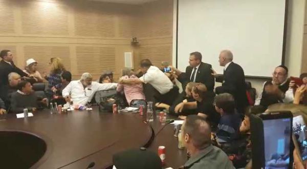 מכות בין נכים בכנסת; בקבוק לראש וניסיון דקירה