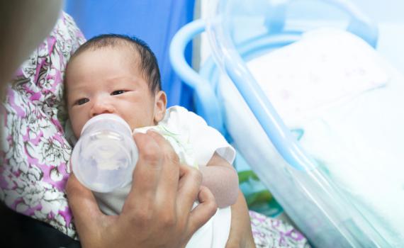 שו"ת: עד איזה גיל מותר להניק?