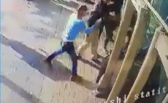 פושט מעיל, דוקר ובורח: צפו בתיעוד פיגוע הדקירה