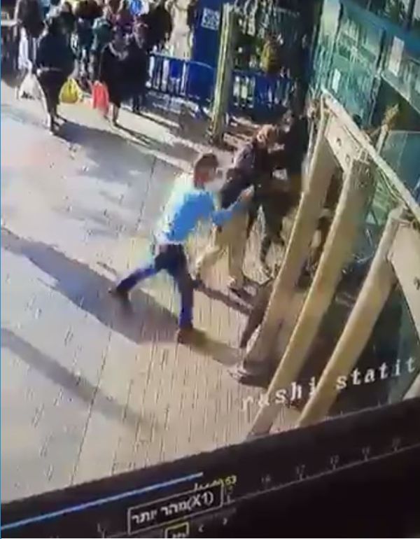 פושט מעיל, דוקר ובורח: צפו בתיעוד פיגוע הדקירה