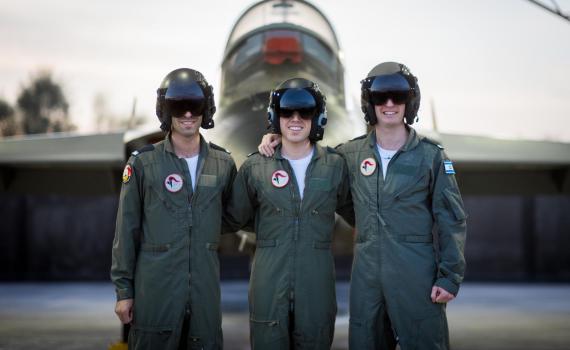 כבוד למגזר: שלושה בוגרי קורס טייס מישיבה אחת