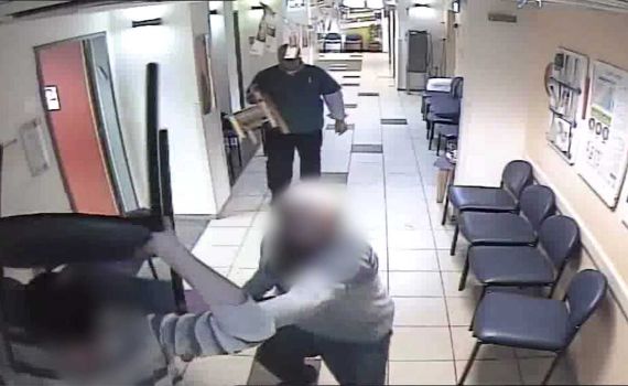 בכיסאות ואגרופים: 4 חרדים תוקפים רופא בקופת חולים