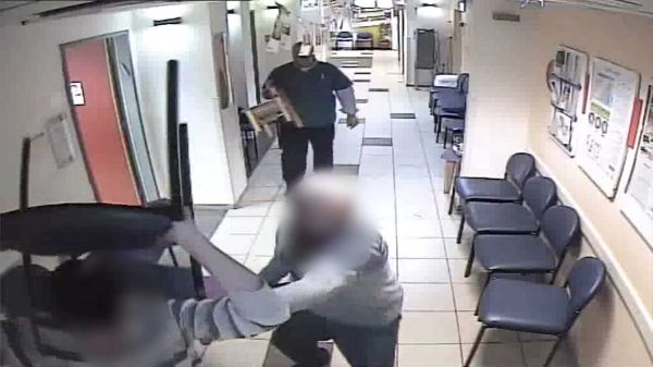 בכיסאות ואגרופים: 4 חרדים תוקפים רופא בקופת חולים