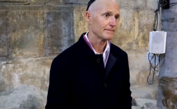 מושל פלורידה בכותל: "זהו יום היסטורי הנשיא עשה את הדבר הנכון"