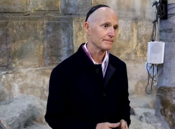 מושל פלורידה בכותל: "זהו יום היסטורי הנשיא עשה את הדבר הנכון"