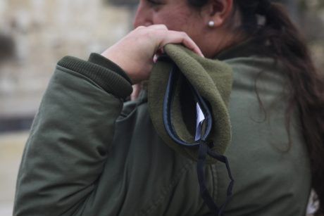 חרפה: חיילת בודדה נאלצת לישון בגן ציבורי