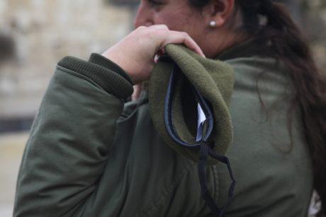 חרפה: חיילת בודדה נאלצת לישון בגן ציבורי