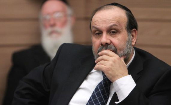 התפללו: השר אזולאי שוחרר להדליק נרות וחזר לביה"ח