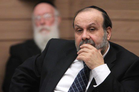 התפללו: השר אזולאי שוחרר להדליק נרות וחזר לביה"ח