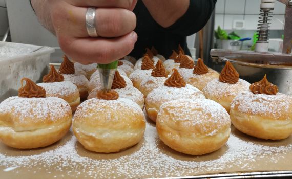 הבשורה מהדסה, השנה: סופגניות בל יראה ובל ימצא