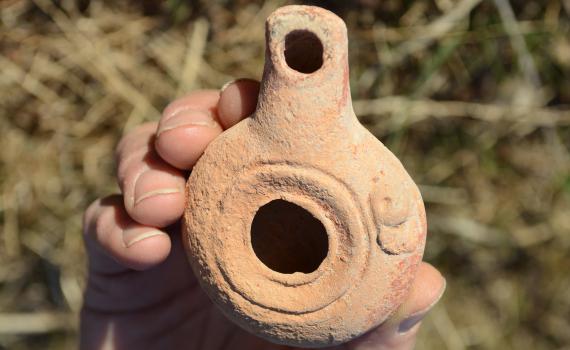 אם ובתה גילו בבית שאן נר שמן מתקופת יהודה המכבי