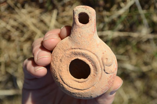 אם ובתה גילו בבית שאן נר שמן מתקופת יהודה המכבי