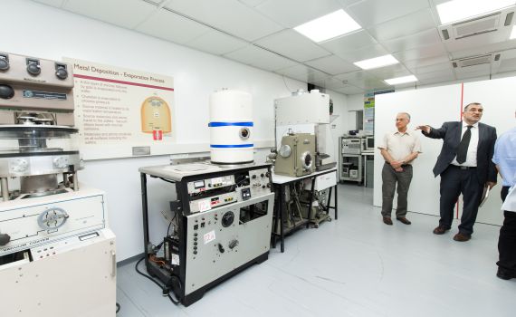 ציוד מחקר איכותי נחת במרכז הננו-טכנולוגיה