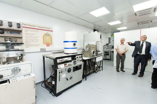 ציוד מחקר איכותי נחת במרכז הננו-טכנולוגיה