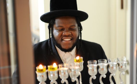 עושה ניסים: הראפר של המוזיקה היהודית בראיון חג