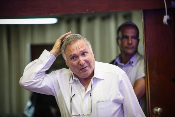 העדות נגד נתן אשל נחשפת: צילם מתחת לחצאית