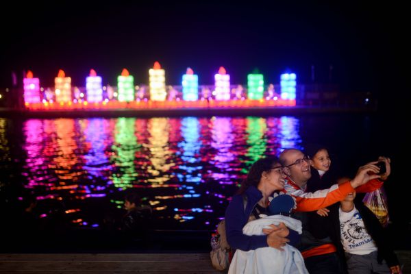 צאו לחגוג: מדריך אירועי חנוכה לדתיים במרכז