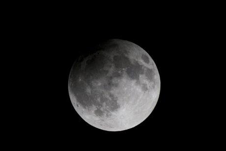 שלא תפספסו: מתי כדאי לכם להתבונן בירח הערב?