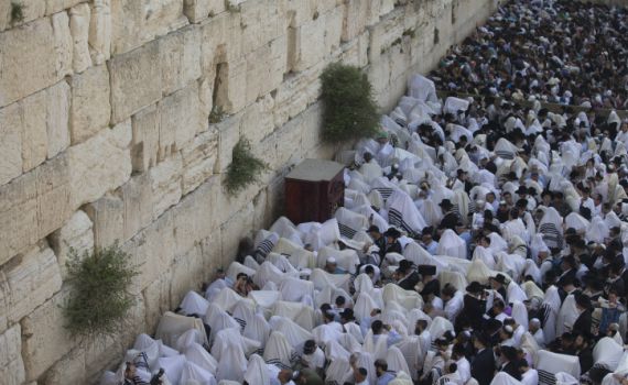תפילת הגשם: המונים יתפללו היום בכותל המערבי