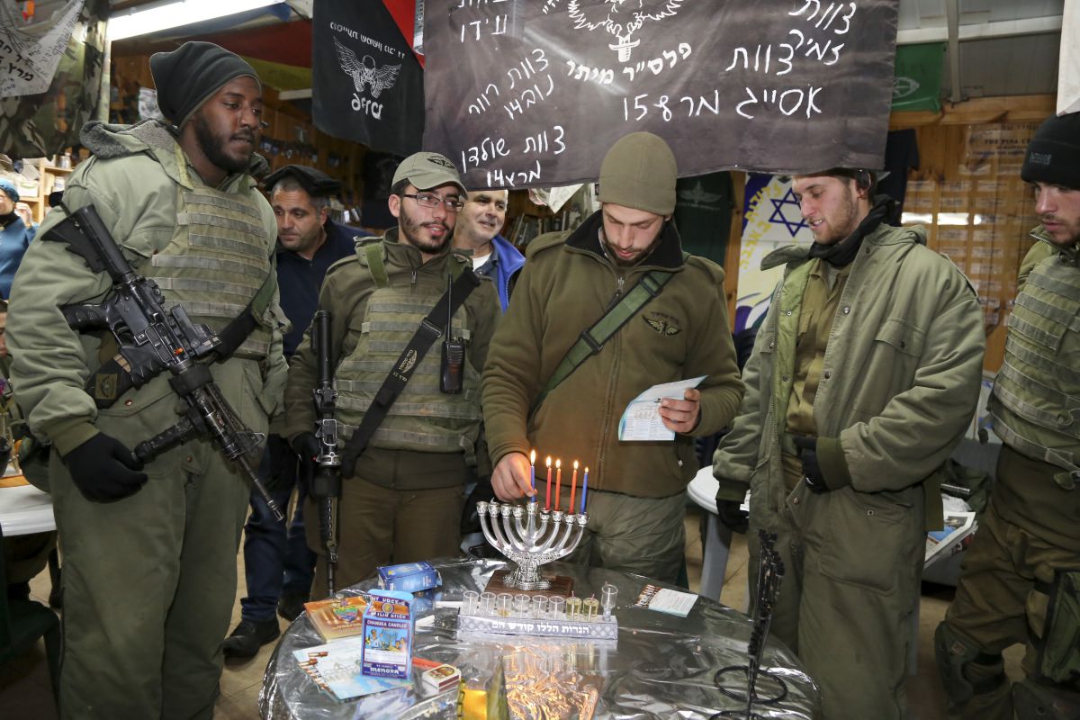 הרב דוד יוסף: הלכות חנוכה לחיילים ולמי שלא נמצא בבית